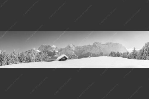 Blick zum Karwendelgebirge mit Wörner, Tiefkar- und Westlicher Karwendelspitze - Beeindruckendes Karwendel 4:1 sw -- Viel Schnee auf Heustadel - mehr Infos bei www.Kriner-Weiermann.de