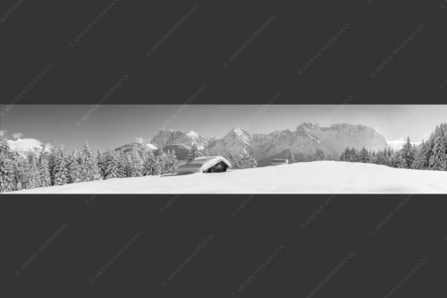 Blick zum Karwendelgebirge mit Wörner, Tiefkar- und Westlicher Karwendelspitze - Beeindruckendes Karwendel 5:1 sw -- Viel Schnee auf Heustadel - mehr Infos bei www.Kriner-Weiermann.de