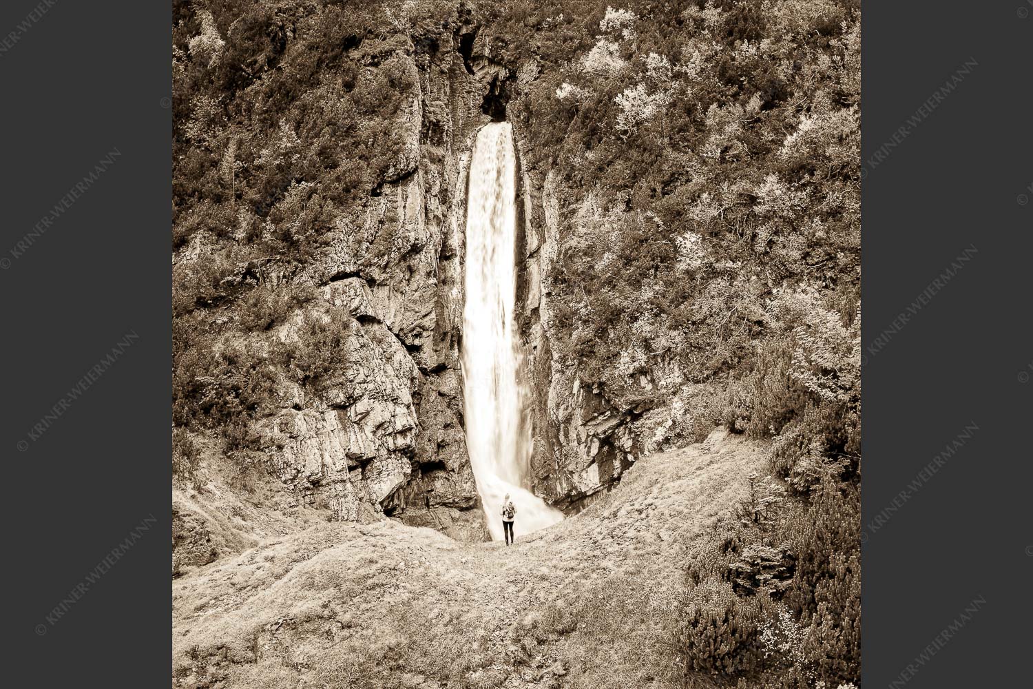 Partnachfall im Reintal im Wettersteingebirge - Beeindruckt 1:1 sepia -- Wasserfall im Wetterstein - mehr Infos bei www.Kriner-Weiermann.de