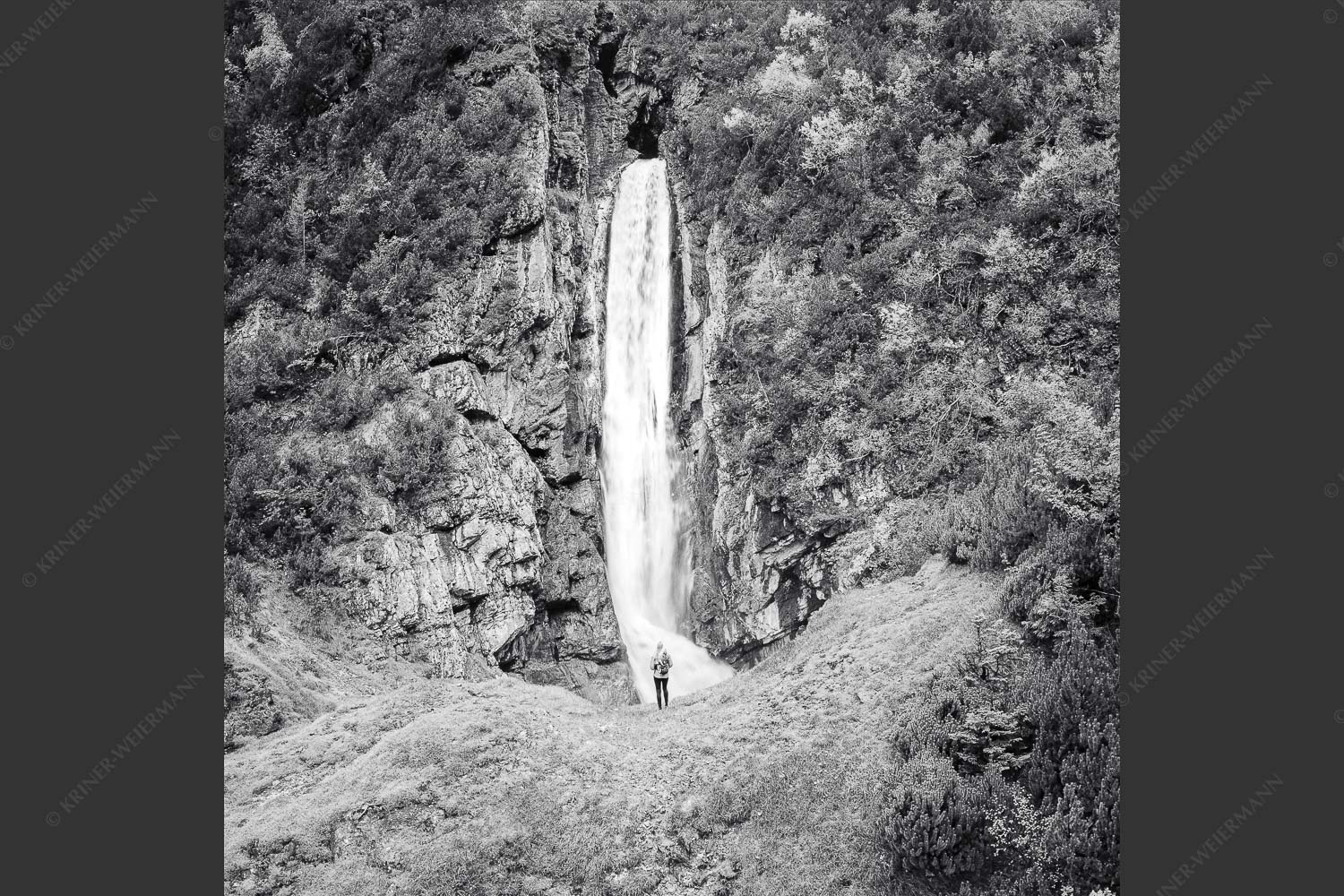 Partnachfall im Reintal im Wettersteingebirge - Beeindruckt 1:1 sw -- Wasserfall im Wetterstein - mehr Infos bei www.Kriner-Weiermann.de