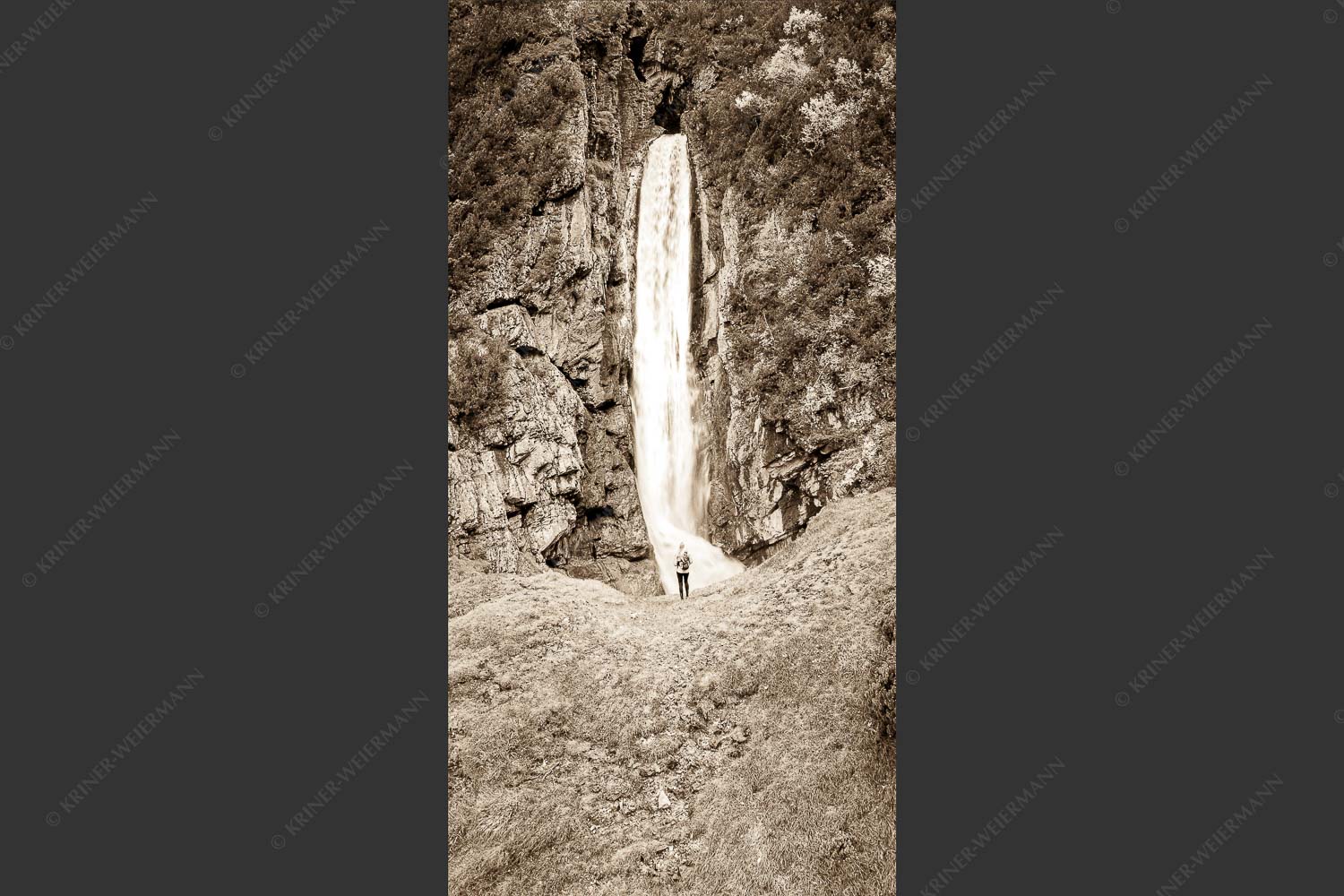 Partnachfall im Reintal im Wettersteingebirge - Beeindruckt 1:2 sepia -- Wasserfall im Wetterstein - mehr Infos bei www.Kriner-Weiermann.de