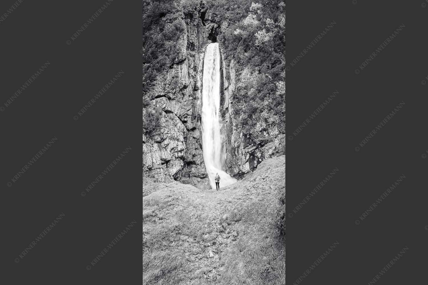 Partnachfall im Reintal im Wettersteingebirge - Beeindruckt 1:2 sw -- Wasserfall im Wetterstein - mehr Infos bei www.Kriner-Weiermann.de