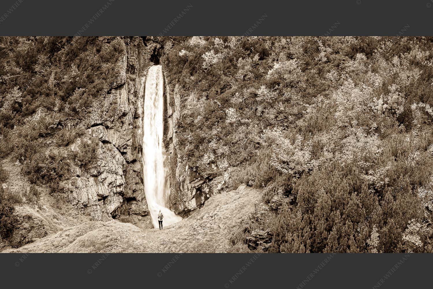 Partnachfall im Reintal im Wettersteingebirge - Beeindruckt 2:1 sepia -- Wasserfall im Wetterstein - mehr Infos bei www.Kriner-Weiermann.de
