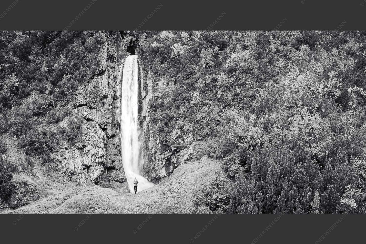 Partnachfall im Reintal im Wettersteingebirge - Beeindruckt 2:1 sw -- Wasserfall im Wetterstein - mehr Infos bei www.Kriner-Weiermann.de