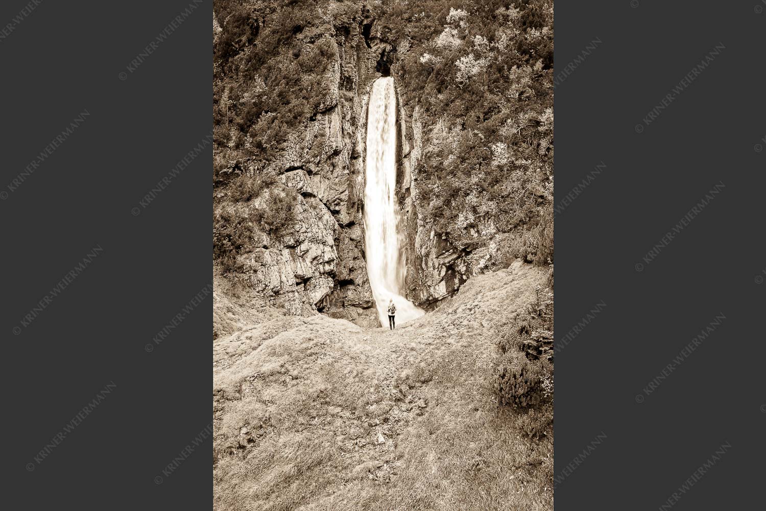 Partnachfall im Reintal im Wettersteingebirge - Beeindruckt 2:3 sepia -- Wasserfall im Wetterstein - mehr Infos bei www.Kriner-Weiermann.de