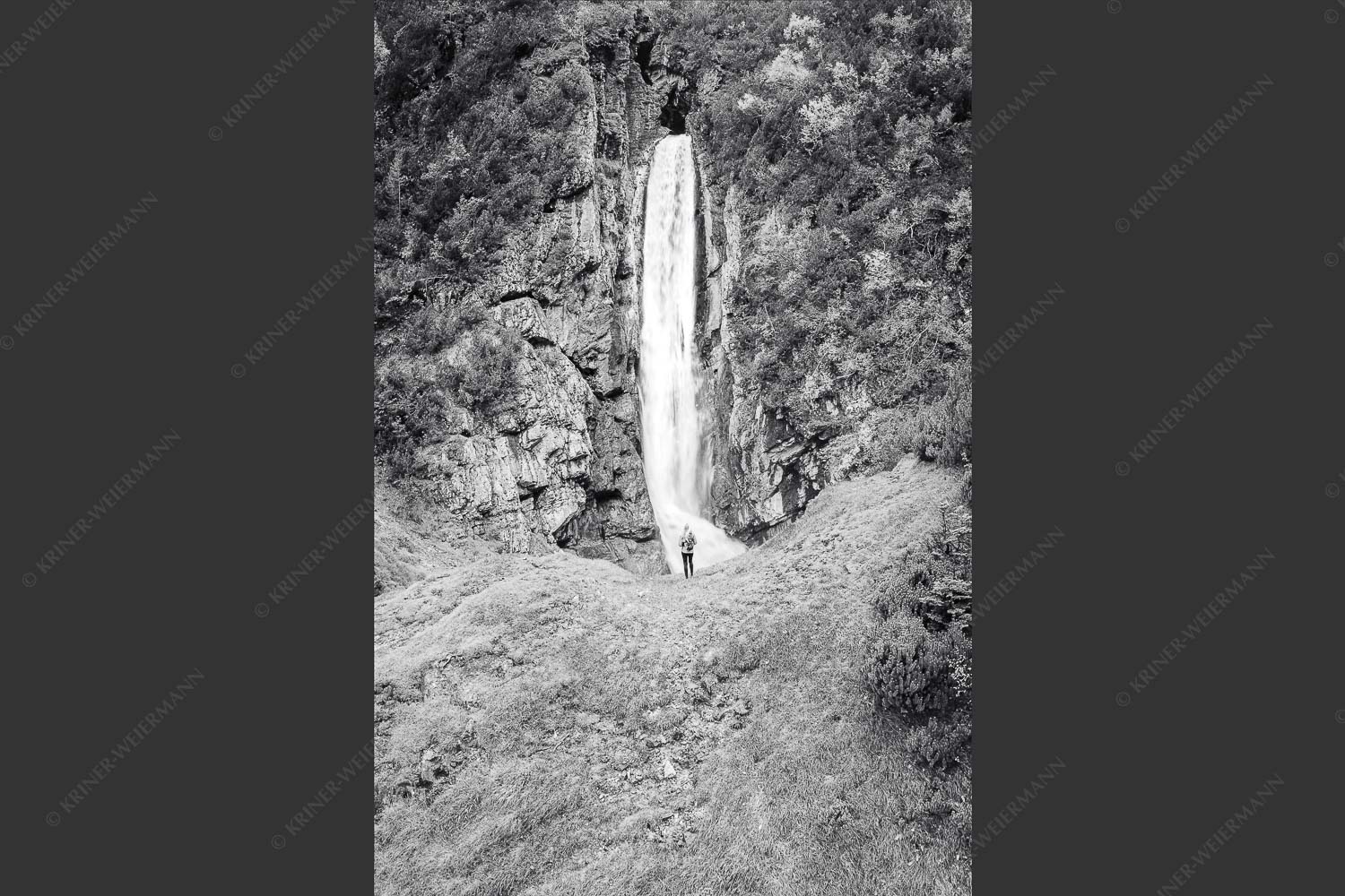 Partnachfall im Reintal im Wettersteingebirge - Beeindruckt 2:3 sw -- Wasserfall im Wetterstein - mehr Infos bei www.Kriner-Weiermann.de