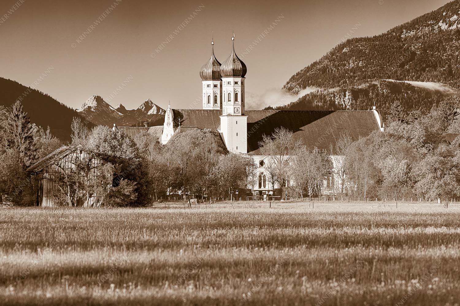 Kloster Benediktbeuren mit Arnspitzen im Hintergrund - Bene 3:2 sepia -- Kloster Benediktbeuern - mehr Infos bei www.Kriner-Weiermann.de