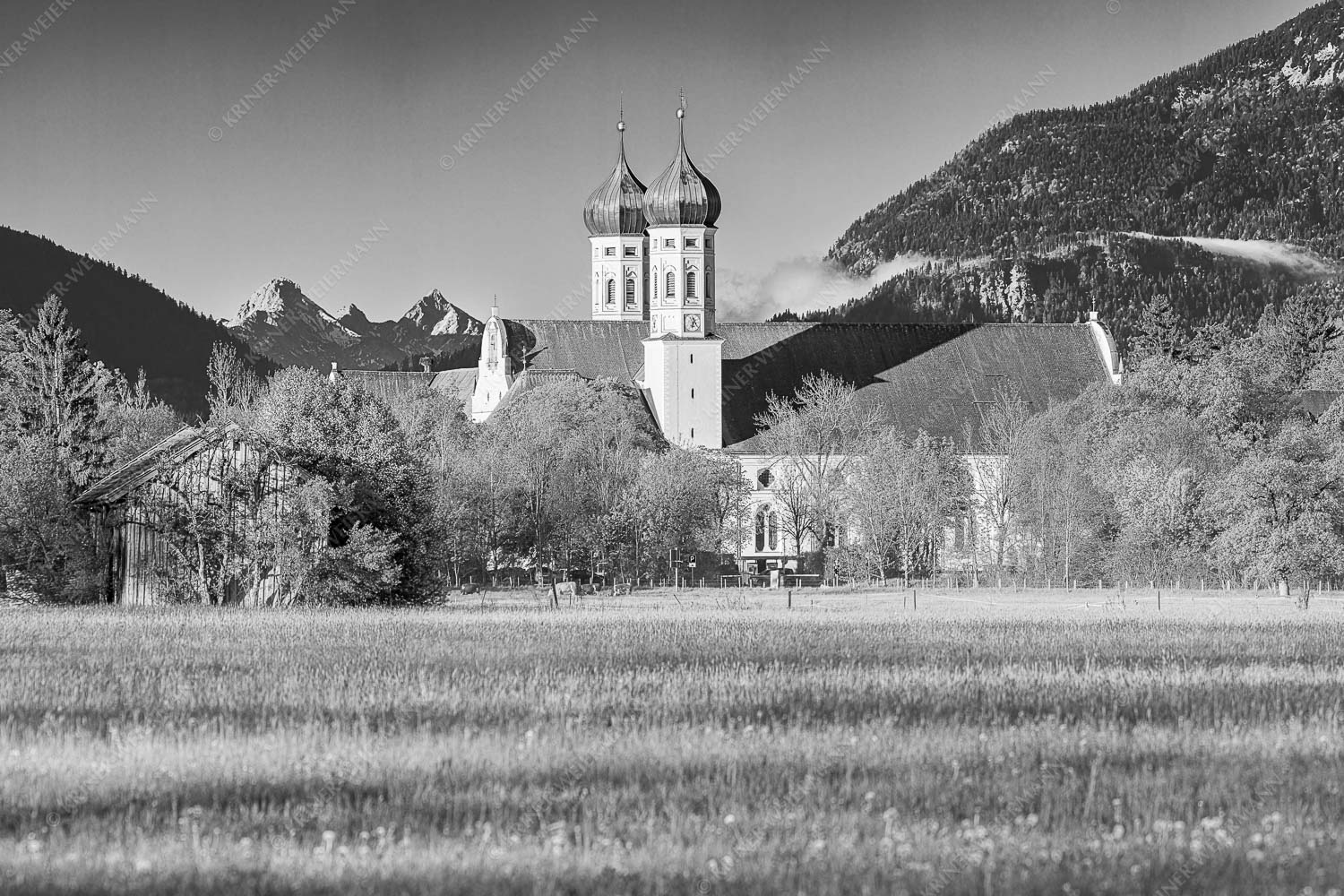Kloster Benediktbeuren mit Arnspitzen im Hintergrund - Bene 3:2 sw -- Kloster Benediktbeuern - mehr Infos bei www.Kriner-Weiermann.de