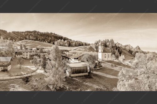 Wamberg im Werdenfelserland und Zugspitzmassiv im Hintergrund - Bergdorfidylle 2:1 sepia -- Ortschaft Wamberg mit Alpspitze Zugspitze und Waxenstein - mehr Infos bei www.Kriner-Weiermann.de