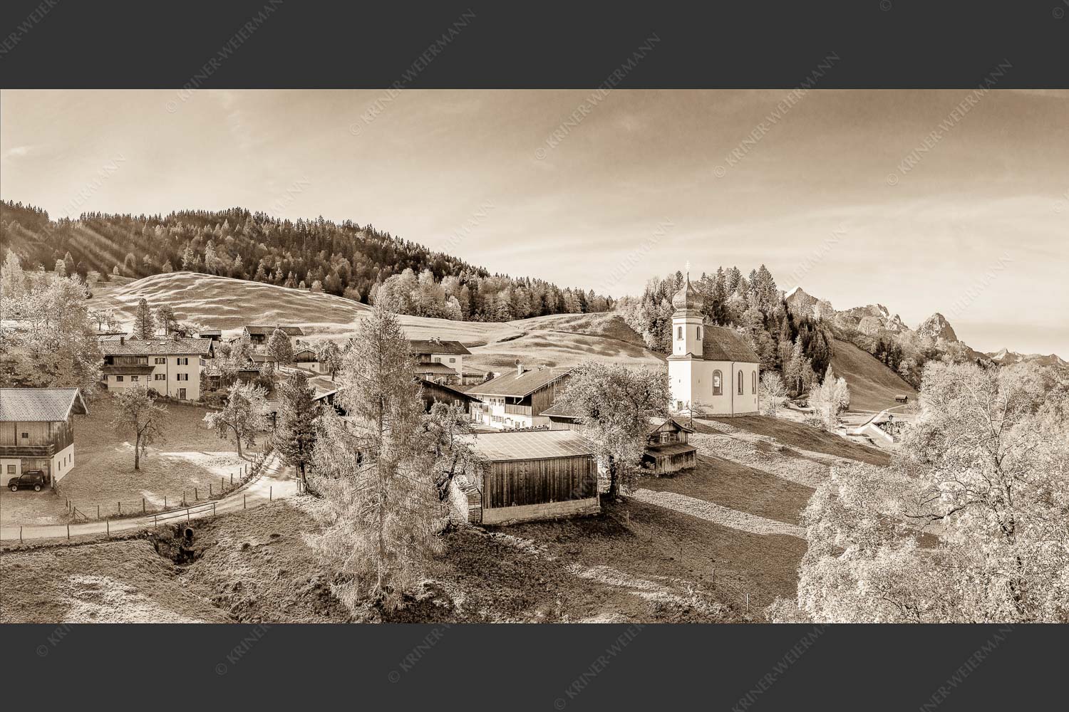Wamberg im Werdenfelserland und Zugspitzmassiv im Hintergrund - Bergdorfidylle 2:1 sepia -- Ortschaft Wamberg mit Alpspitze Zugspitze und Waxenstein - mehr Infos bei www.Kriner-Weiermann.de