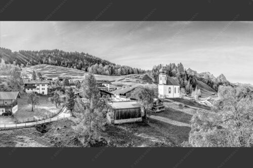 Wamberg im Werdenfelserland und Zugspitzmassiv im Hintergrund - Bergdorfidylle 2:1 sw -- Ortschaft Wamberg mit Alpspitze Zugspitze und Waxenstein - mehr Infos bei www.Kriner-Weiermann.de