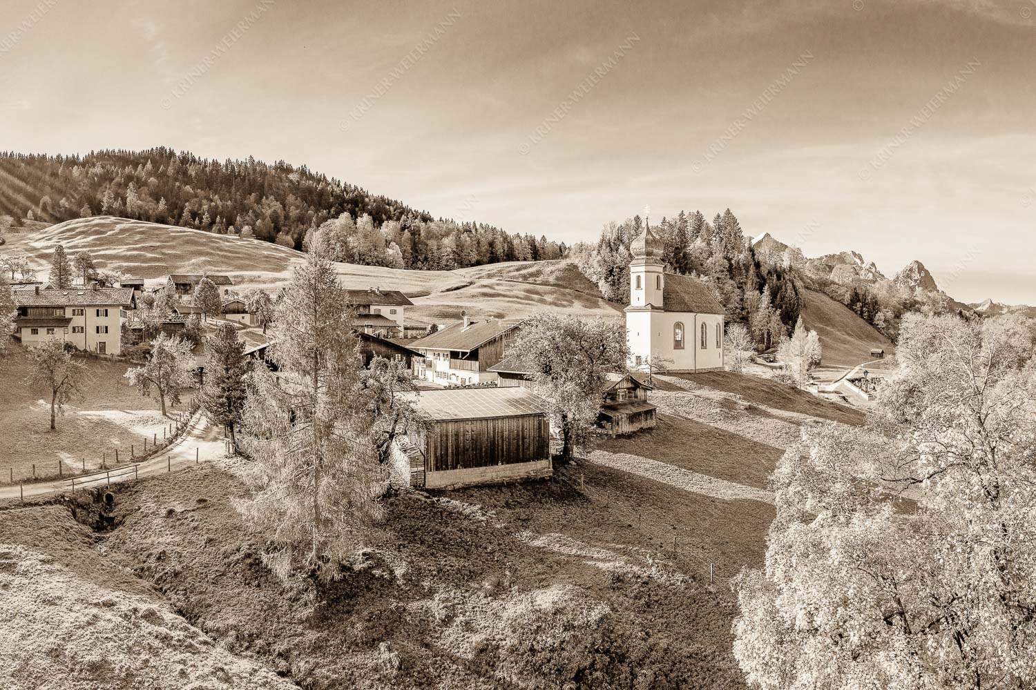 Wamberg im Werdenfelserland und Zugspitzmassiv im Hintergrund - Bergdorfidylle 3:2 sepia -- Ortschaft Wamberg mit Alpspitze Zugspitze und Waxenstein - mehr Infos bei www.Kriner-Weiermann.de