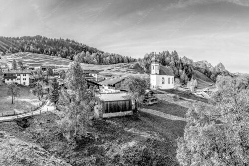 Wamberg im Werdenfelserland und Zugspitzmassiv im Hintergrund - Bergdorfidylle 3:2 sw -- Ortschaft Wamberg mit Alpspitze Zugspitze und Waxenstein - mehr Infos bei www.Kriner-Weiermann.de