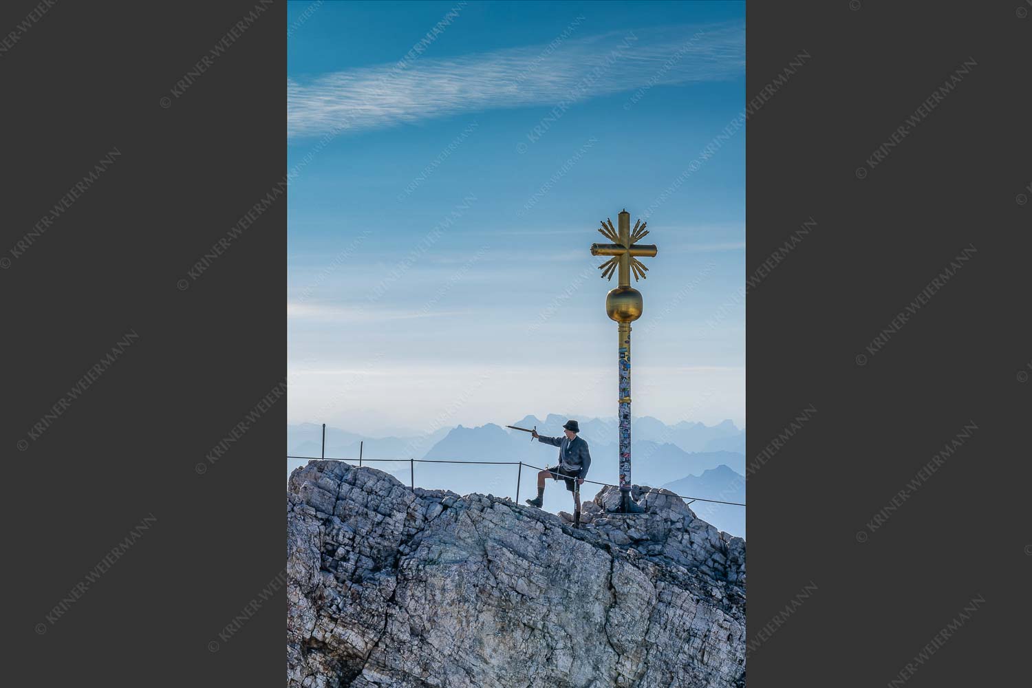 Bergführer im historischen Gewand auf dem Zugspitzgipfel mit Karwendel im Hintergrund - Bergführer 2:3  -- Bergführer auf Zugspitzgipfel - mehr Infos bei www.Kriner-Weiermann.de