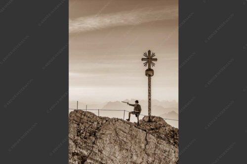 Bergführer im historischen Gewand auf dem Zugspitzgipfel mit Karwendel im Hintergrund - Bergführer 2:3 sepia -- Bergführer auf Zugspitzgipfel - mehr Infos bei www.Kriner-Weiermann.de