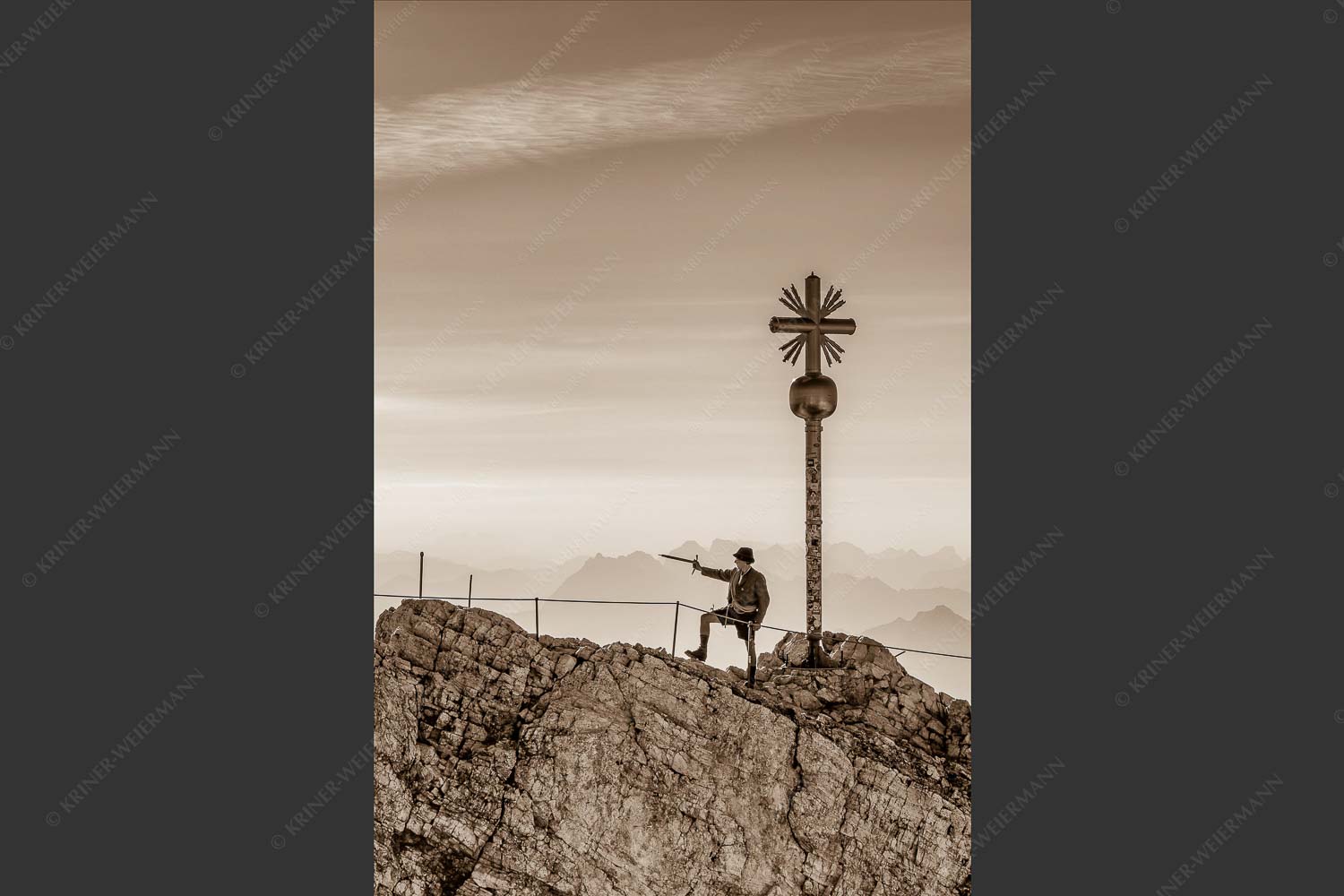 Bergführer im historischen Gewand auf dem Zugspitzgipfel mit Karwendel im Hintergrund - Bergführer 2:3 sepia -- Bergführer auf Zugspitzgipfel - mehr Infos bei www.Kriner-Weiermann.de