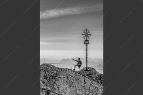 Bergführer im historischen Gewand auf dem Zugspitzgipfel mit Karwendel im Hintergrund - Bergführer 2:3 sw -- Bergführer auf Zugspitzgipfel - mehr Infos bei www.Kriner-Weiermann.de