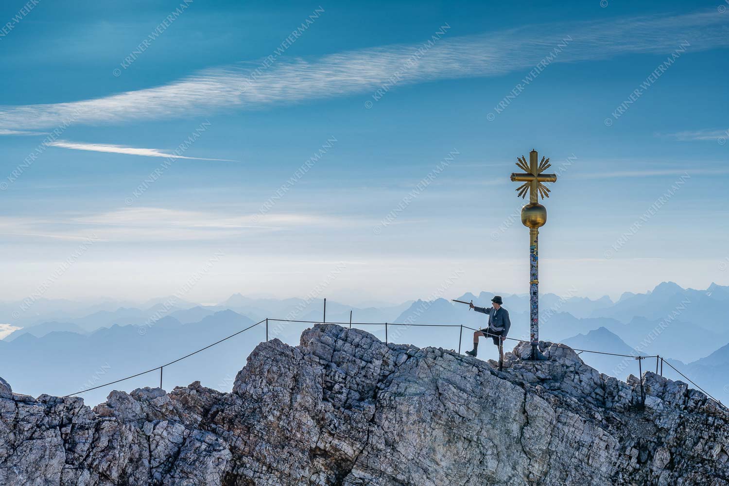 Bergführer im historischen Gewand auf dem Zugspitzgipfel mit Karwendel im Hintergrund - Bergführer 3:2  -- Bergführer auf Zugspitzgipfel - mehr Infos bei www.Kriner-Weiermann.de