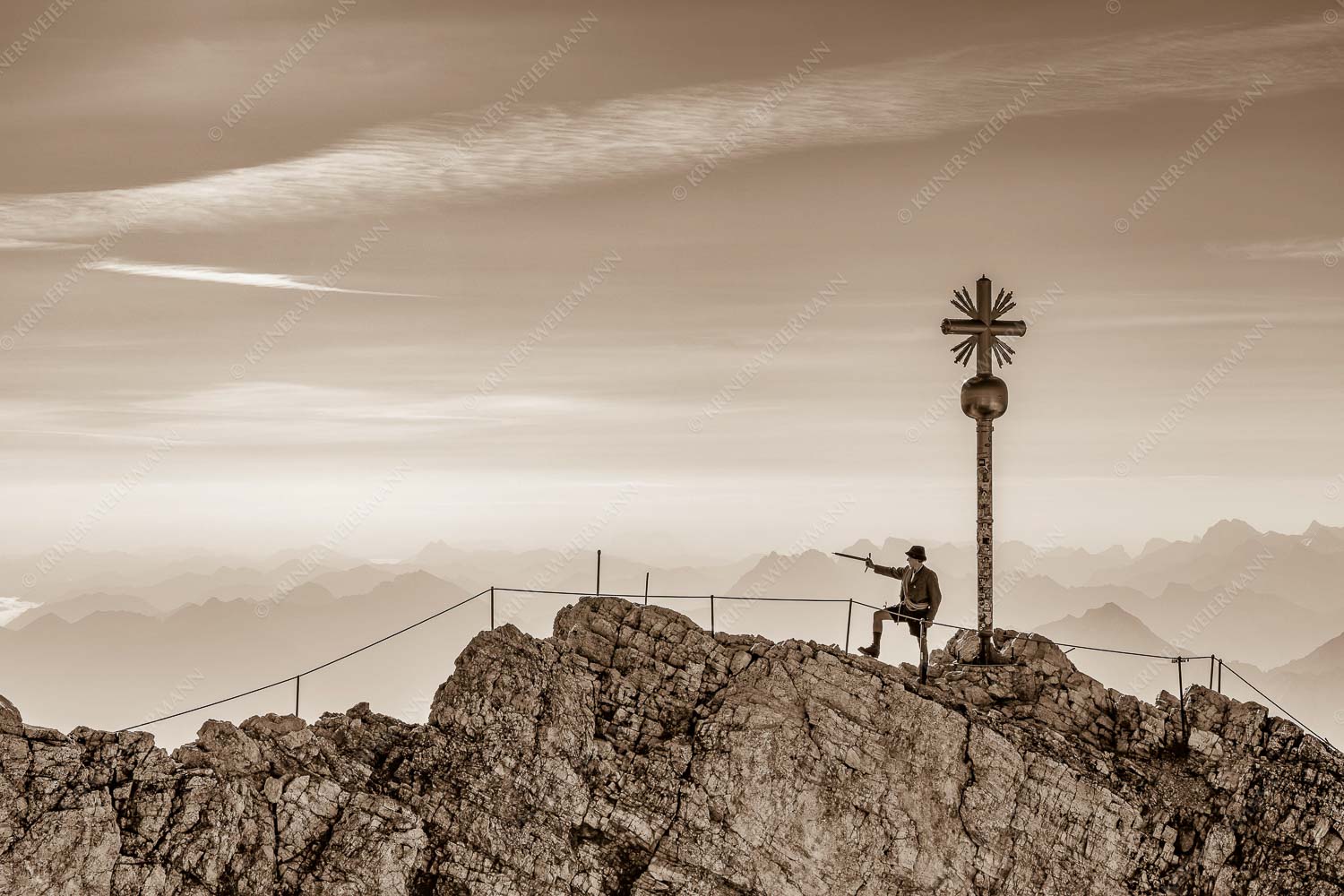 Bergführer im historischen Gewand auf dem Zugspitzgipfel mit Karwendel im Hintergrund - Bergführer 3:2 sepia -- Bergführer auf Zugspitzgipfel - mehr Infos bei www.Kriner-Weiermann.de