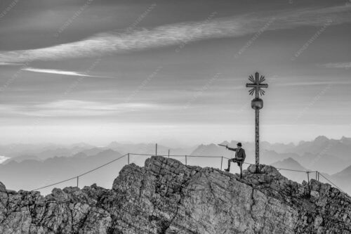 Bergführer im historischen Gewand auf dem Zugspitzgipfel mit Karwendel im Hintergrund - Bergführer 3:2 sw -- Bergführer auf Zugspitzgipfel - mehr Infos bei www.Kriner-Weiermann.de
