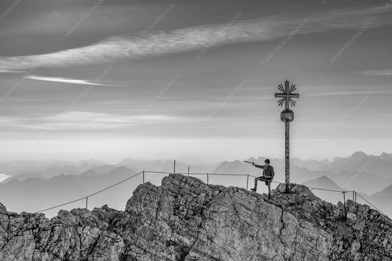 Bergführer im historischen Gewand auf dem Zugspitzgipfel mit Karwendel im Hintergrund - Bergführer 3:2 sw -- Bergführer auf Zugspitzgipfel - mehr Infos bei www.Kriner-Weiermann.de