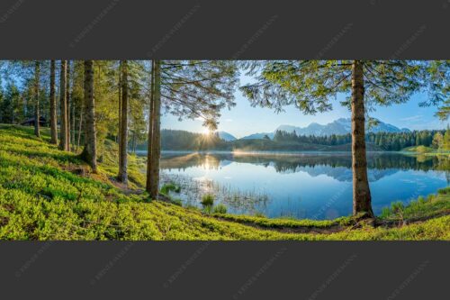 Blick über den Wildensee zum Sonnenaufgang im Soierngebirge mit Karwendel - Blaubeerwald 2,5:1  -- Sonnenaufgang am Wildensee - mehr Infos bei www.Kriner-Weiermann.de