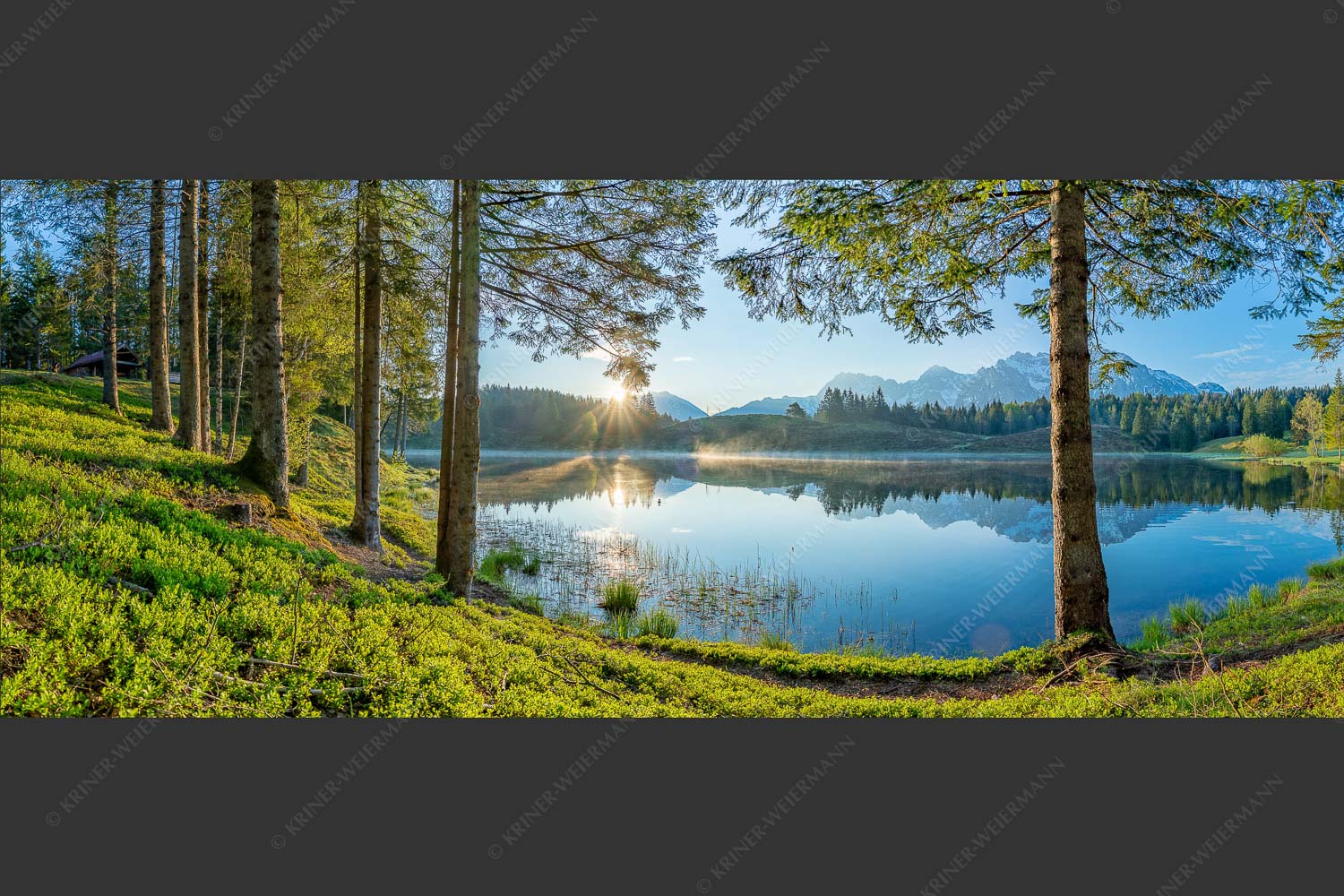 Blick über den Wildensee zum Sonnenaufgang im Soierngebirge mit Karwendel - Blaubeerwald 2,5:1 -- Sonnenaufgang am Wildensee - mehr Infos bei www.Kriner-Weiermann.de