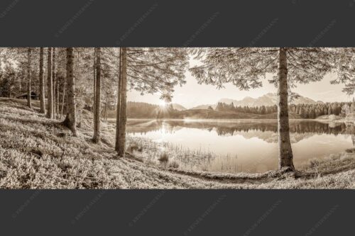 Blick über den Wildensee zum Sonnenaufgang im Soierngebirge mit Karwendel - Blaubeerwald 2,5:1 sepia -- Sonnenaufgang am Wildensee - mehr Infos bei www.Kriner-Weiermann.de