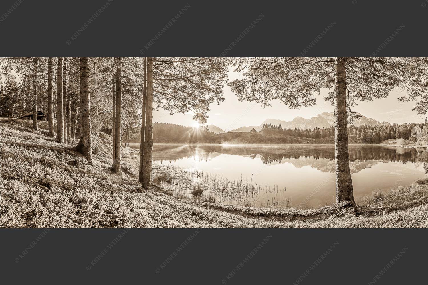Blick über den Wildensee zum Sonnenaufgang im Soierngebirge mit Karwendel - Blaubeerwald 2,5:1 sepia -- Sonnenaufgang am Wildensee - mehr Infos bei www.Kriner-Weiermann.de