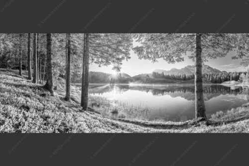 Blick über den Wildensee zum Sonnenaufgang im Soierngebirge mit Karwendel - Blaubeerwald 2,5:1 sw -- Sonnenaufgang am Wildensee - mehr Infos bei www.Kriner-Weiermann.de