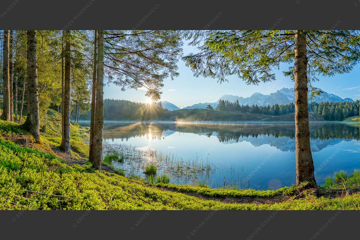 Blick über den Wildensee zum Sonnenaufgang im Soierngebirge mit Karwendel - Blaubeerwald 2:1  -- Sonnenaufgang am Wildensee - mehr Infos bei www.Kriner-Weiermann.de