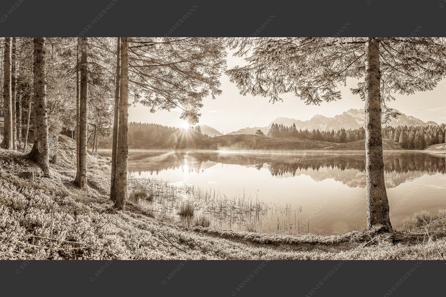 Blick über den Wildensee zum Sonnenaufgang im Soierngebirge mit Karwendel - Blaubeerwald 2:1 sepia -- Sonnenaufgang am Wildensee - mehr Infos bei www.Kriner-Weiermann.de