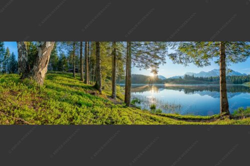 Blick über den Wildensee zum Sonnenaufgang im Soierngebirge mit Karwendel - Blaubeerwald 3:1  -- Sonnenaufgang am Wildensee - mehr Infos bei www.Kriner-Weiermann.de