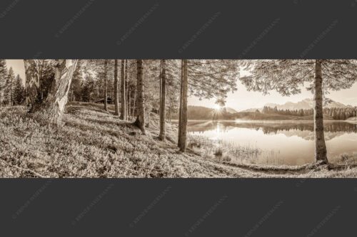 Blick über den Wildensee zum Sonnenaufgang im Soierngebirge mit Karwendel - Blaubeerwald 3:1 sepia -- Sonnenaufgang am Wildensee - mehr Infos bei www.Kriner-Weiermann.de