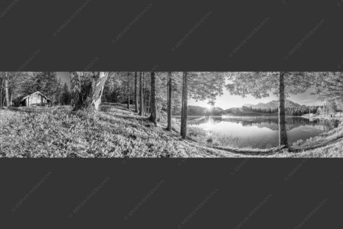 Blick über den Wildensee zum Sonnenaufgang im Soierngebirge mit Karwendel - Blaubeerwald 4:1 sw -- Sonnenaufgang am Wildensee - mehr Infos bei www.Kriner-Weiermann.de