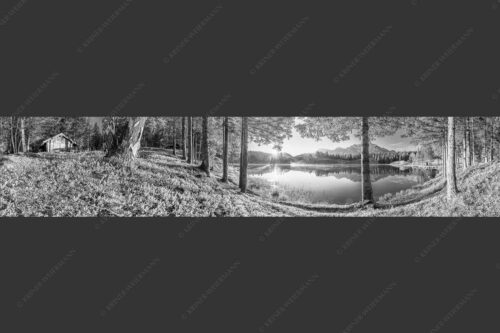 Blick über den Wildensee zum Sonnenaufgang im Soierngebirge mit Karwendel - Blaubeerwald 5:1 sw -- Sonnenaufgang am Wildensee - mehr Infos bei www.Kriner-Weiermann.de