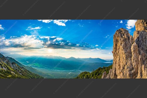 Kletterer im Soierngebirge mit Blick ins Obere Isartal und zum Walchensee - Bliasch 2,5:1  -- Klettern im Soierngebirge - mehr Infos bei www.Kriner-Weiermann.de
