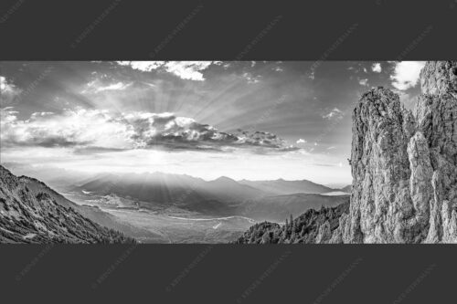 Kletterer im Soierngebirge mit Blick ins Obere Isartal und zum Walchensee - Bliasch 2,5:1 sw -- Klettern im Soierngebirge - mehr Infos bei www.Kriner-Weiermann.de