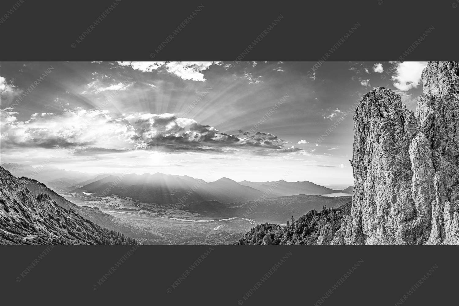 Kletterer im Soierngebirge mit Blick ins Obere Isartal und zum Walchensee - Bliasch 2,5:1 sw -- Klettern im Soierngebirge - mehr Infos bei www.Kriner-Weiermann.de
