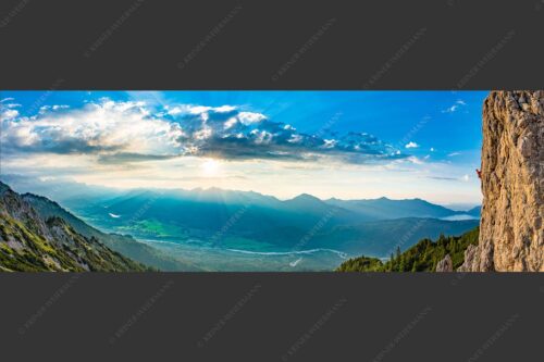 Kletterer im Soierngebirge mit Blick ins Obere Isartal und zum Walchensee - Bliasch 3:1  -- Klettern im Soierngebirge - mehr Infos bei www.Kriner-Weiermann.de