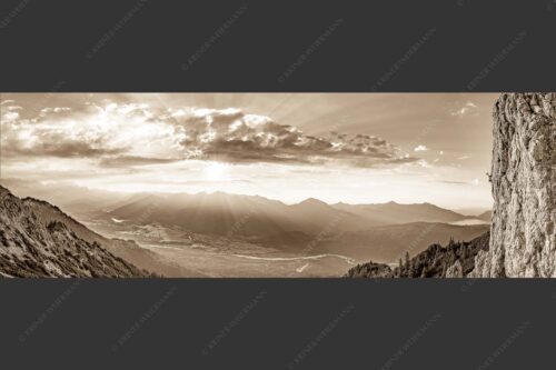 Kletterer im Soierngebirge mit Blick ins Obere Isartal und zum Walchensee - Bliasch 3:1 sepia -- Klettern im Soierngebirge - mehr Infos bei www.Kriner-Weiermann.de