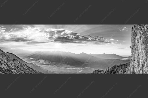 Kletterer im Soierngebirge mit Blick ins Obere Isartal und zum Walchensee - Bliasch 3:1 sw -- Klettern im Soierngebirge - mehr Infos bei www.Kriner-Weiermann.de