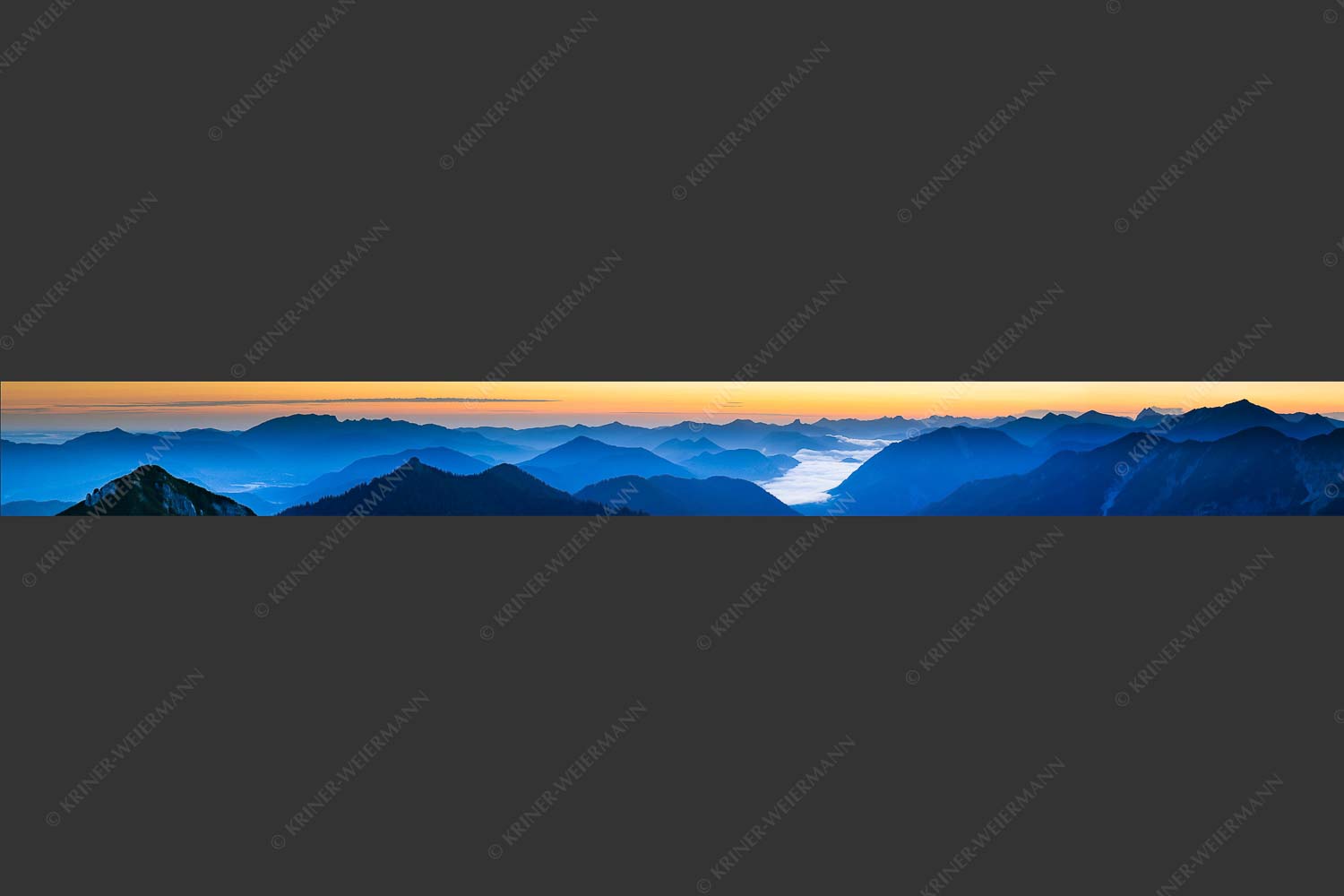 Ausicht übers Isartal in die Bayerischen Voralpen - Blick hinaus 10:1 -- Soierngebirge Sonnenaufgang - mehr Infos bei www.Kriner-Weiermann.de