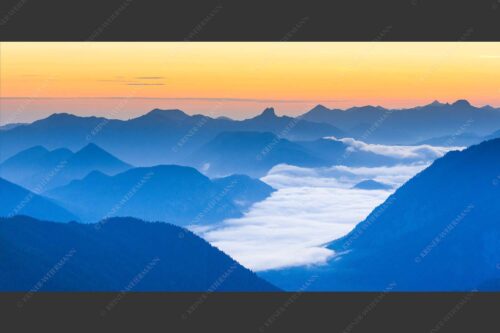 Ausicht übers Isartal in die Bayerischen Voralpen - Blick hinaus 2:1  -- Soierngebirge Sonnenaufgang - mehr Infos bei www.Kriner-Weiermann.de