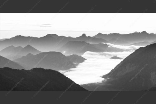 Ausicht übers Isartal in die Bayerischen Voralpen - Blick hinaus 2:1 sw -- Soierngebirge Sonnenaufgang - mehr Infos bei www.Kriner-Weiermann.de