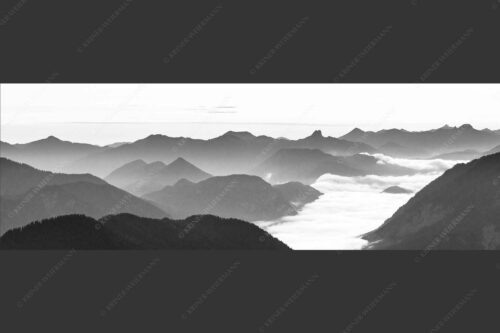 Ausicht übers Isartal in die Bayerischen Voralpen - Blick hinaus 3:1 sw -- Soierngebirge Sonnenaufgang - mehr Infos bei www.Kriner-Weiermann.de
