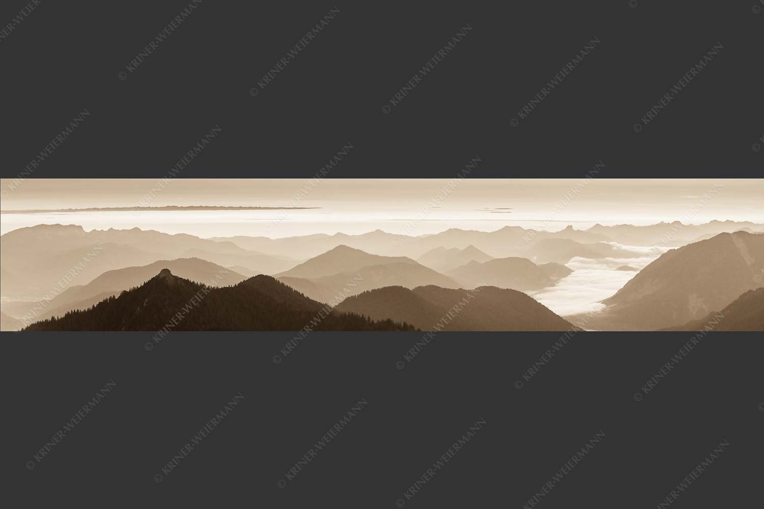 Ausicht übers Isartal in die Bayerischen Voralpen - Blick hinaus 5:1 sepia -- Soierngebirge Sonnenaufgang - mehr Infos bei www.Kriner-Weiermann.de