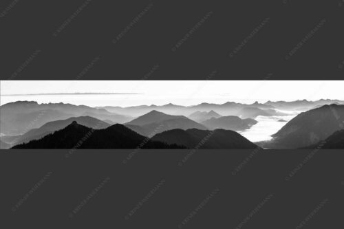 Ausicht übers Isartal in die Bayerischen Voralpen - Blick hinaus 5:1 sw -- Soierngebirge Sonnenaufgang - mehr Infos bei www.Kriner-Weiermann.de
