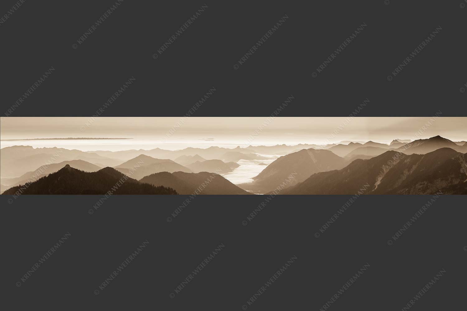 Ausicht übers Isartal in die Bayerischen Voralpen - Blick hinaus 6:1 sepia -- Soierngebirge Sonnenaufgang - mehr Infos bei www.Kriner-Weiermann.de