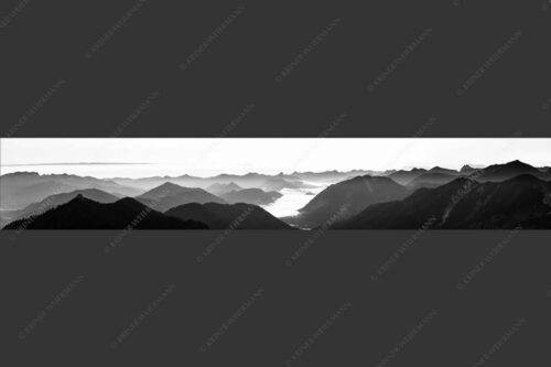 Ausicht übers Isartal in die Bayerischen Voralpen - Blick hinaus 6:1 sw -- Soierngebirge Sonnenaufgang - mehr Infos bei www.Kriner-Weiermann.de
